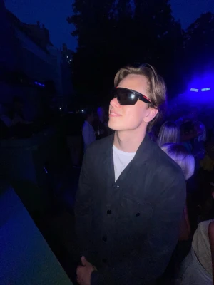 A Day’s March overshirt – navy (L) - Snygg och stilren overshirt från A Day’s March i mörkblå/navy.  Använd fåtal gånger, i mycket fint skick. Inga fläckar eller skador.  • Märke: A Day’s March • Modell: Algot Cotton Lyocell Overshirt • Färg: Navy • Storlek: L (normal i storleken) • Nypris: ca 1 695 kr  Säljs pga kommer inte till användning. Skickar snabbt 📦