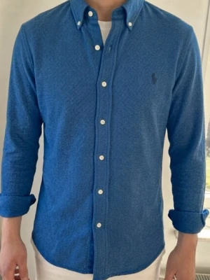 Blå featherweight mesh skjorta från Ralph Lauren  - Fint skick! Strl xs  Hör av dig vid frågor! 