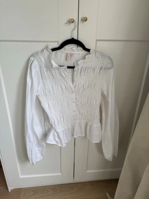 Vit smockad blus med volang - Helt ny