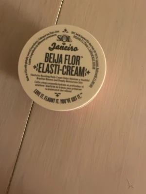 Lotion - Helt ny! Inte kommit till användning tyvärr. Bara stått vid sminkbordet 