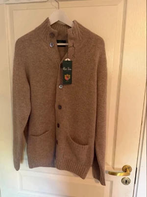 Alan paine cardigan - Helt ny alan paine cardigan. Aldrig använd är i nyskick. Det är storlek 50 och den är i grym kvalite.