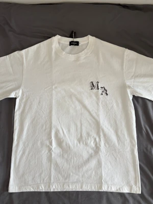 T-shirt  - Säljer en ny T-shirt, endast testade, perfekt för sommaren. T-shirten har tryck på bröstet och på ryggen. M, sitter som S. 