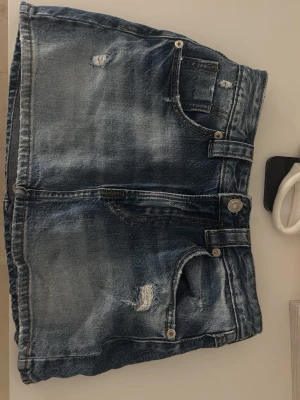 Jeans kjol med inbyggda shorts  - Säljer nu min super populära jeans kjol med innbyggda shorts från stradivarius i en färg som inte finns att få tag på längre ☺️ super bra skick och tryck gärna på köp nu !