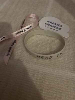 Ariana Grande - Säljer tre Ariana Grande ”samlarobjekt” . Ett armband från henne honeymoon tour samt två mindre saker som delats ut i samband med hennes parfymer
