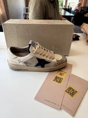 Golden Goose  - Säljer ett par äkta golden goose  i mycket fint skick. • Märke: golden goose • Storlek: 41 • Skick: Mycket fint skick (se bilder) Skorna är väl omhändertagna och redo att användas. Hör gärna av dig om du har frågor eller vill ha fler bilder. Pris kan diskuteras vid en smidig affär.
