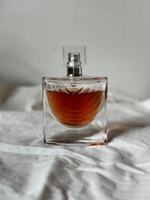La Vie Est Belle Iris Absolu parfym - Säljer Iris Absolu från Lancôme. En djupare, mer intensiv och magisk doft med fantastisk hållbarhet. Nypris ca 1150kr. Ca 45ml kvar, se bild för mängd. Fraktar spårbart och packar mycket väl med bubbelplast! ✨ 