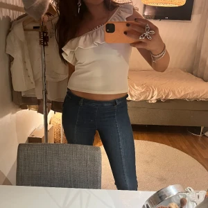 Of-shoulder topp med volang  - Säljer denna jättefina vita of-shoulder toppen som passar till allt!!! 💕💕 Säljer pga för liten. (Inte  mina bilder)