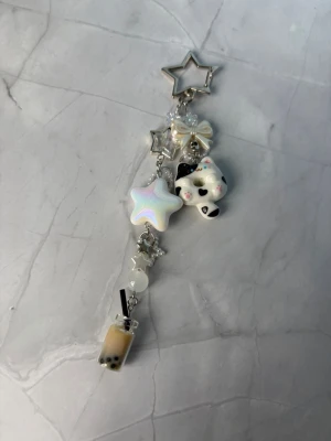 CAT//WHITE BOBA - keychain - ⭐️cat keychain ⭐️ ✨🤍 FREEBIES (godis & random stickers) ingår i alla beställningar över 70kr 🤍