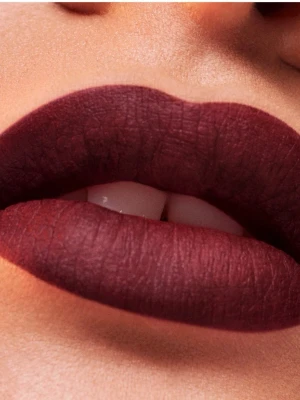 Estée Lauder Pure Color 930 läppstift - Estée Lauder Pure Color Whipped Matte Lip Color i nyansen 930. Läppstiftet har en matt finish och innehåller moringasmör för en mjuk känsla. Förpackningen är elegant i mörkblått med guldiga detaljer.