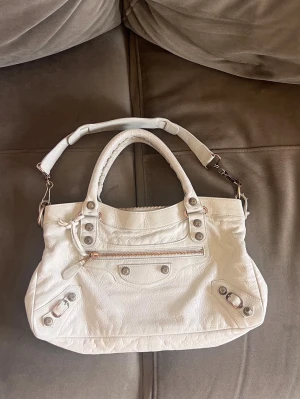 Balenciaga väska - Balenciaga first bag i en lyxig vit färg. Otroligt bra skick! 🥰🤍Skriv gärna om du har fler frågor!