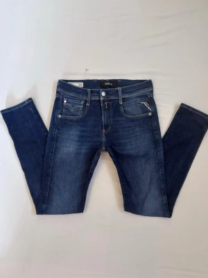 Mörkblåa Replay anbass hyperflex jeans - Säljer ett par mörkblåa replay anbass jeans i storleken 29/30 (Lappen är bortklippt men jag har mätt och frågat chat gpt 🙌) Pris går att diskutera och hör av er vid minsta fråga!