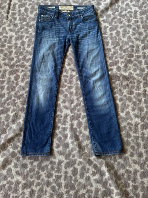Jacob Cohën jeans - Jacob Cohën byxor i storlek W29. Fint skick med sparsam användning. Sitter relativt tight men lite lösare nere vid vaderna. Riktigt snygg diiskret mörkbrun patch. Lite ljusare fadd vid knäna som lägger en fin touch.  Vid frågor och funderingar gör gärna av er☺️                                                                             Mvh Doré.reselll