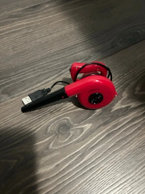 Röd liten blåsare - Säljer en lite röd blåsare, perfekt att använda för att blåsa bort damm vid tangentbordet eller sitt PC.
