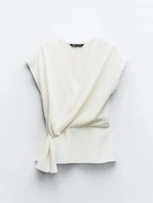 vit blus zara  - vit blus från zara i storlek s. väl använd och har flera tydliga defekter, bland annat små lösa trådar samt en mindre fläck upptill (se bilder) skriv vid intresse eller frågor 🤍  