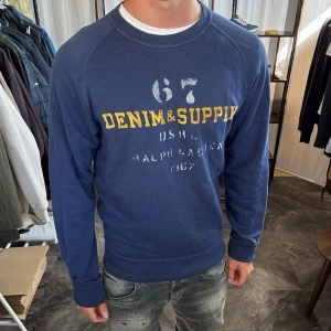 Denim supply tröja - Mycket fint skick, inga defekter. Nypris ca 2000kr. Passar dig som är 185-195 ungefär. Modellen är 185 cm, 75 kg. Alltid billigare pris vid köp av flera varor‼️🙌Svarar alltid på frågor eller funderingar! 