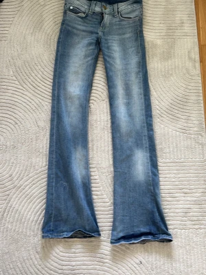 Ljusblå bootcut jeans med slitningar - Säljer ett par ljusblå bootcut jeans från weekday (cheap Monday) i storlek 26/32. Jag säljer dessa då det har blivit för små, använt fåtal gånger. Super bra skick❤️ jag köpte de för 400kr 💗