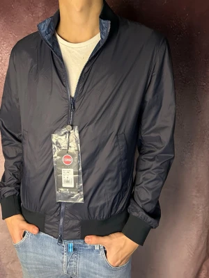 Helt ny Colmar windbreaker - Helt ny med tags | Size 48 = S (modellen är 188 cm 74 kg) | fraktar spårbart inom 24 timmar | för att köpa klicka ”köp nu” | vid frågor eller funderingar skriv ett meddelande | följare får bättre rabatter🙌