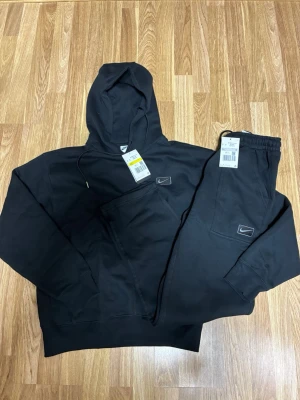 Nike Tracksuit - Nike Tracksuit i Stl S/XS. Byxorna sitter straight och passar både S och M i storlek, medan tröjan sitter lite mer avslappnande. Helt nya och oanvända.