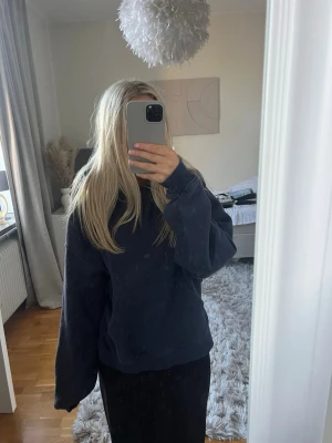 Marinblå hoodie - Marinblå hoodie i storlek S. Aldrig använd. Från Gina Tricot 