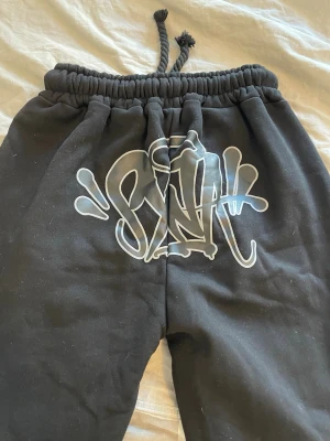 SYNA trackpants mjukisbyxor  - SYNA wrld trackpants i storlek medium, bra skick, äkta. Sköna, tjocka och snygga. 