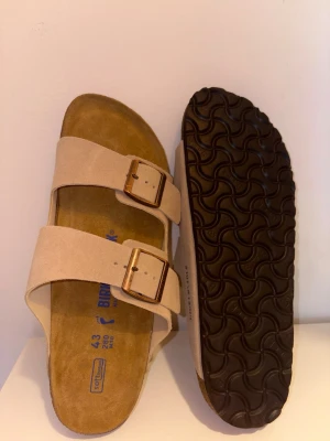 Beige  Birkenstock mocka - Snygga beige sandaler från Birkenstock i mjuk mocka. Helt ny och oanvänd
