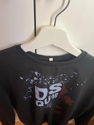 Tröja ifrån D.s.q.u.a.r.e.d 2 - Säljer en tröja ifrån dsquared 2 då jag inte längre använder den