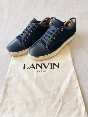 Lanvin skor  - Ett par riktigt snygga mörkblå lanvin skor.       Skorna är i fint skick med lite tecken på användning (se på bilderna)                                Skriv gärna vid några frågor! 