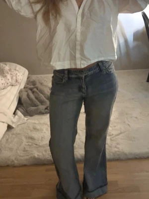 Lågmidjade jeans - Säljer ett par blå bootcut jeans från Abrand Jeans. Jeansen har klassisk femficksdesign, normal midja och är tillverkade i denim. Snygg tvättad look och raka ben som slutar i en lätt utsvängd bootcut.                      Modell: 99 Low Baggy Flare (Tall) Nypris:1200 Storlek: 27 / Au 9 (motsvarar ungefär 36-38 EU) 