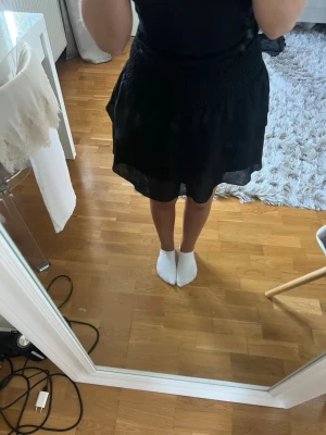 Svart volangkjol - Svart volangkjol från Chelsea, storlek xs.