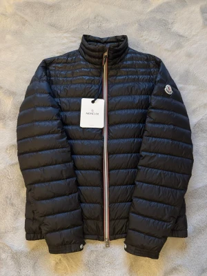 Moncler jacka  - Nästan helt ny Moncler Daniel jacka i storlek 4 som motsvarar storlek M, endast använd 2-3 gånger eftersom den tyvärr är för liten. Tags och kvitto finns sparat och medföljer vid köp. Super fint skick nästan som ny utan några defekter eller liknande. Nypris 12 000kr mitt pris endast 4500kr! Hör av er vid frågor. Mvh Trend closet🙌