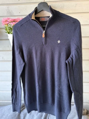Morris Half Zip - Säljer denna sjukt stiliga half zipen från Morris i storlek M. Passar dig mellan 170-180 cm. Inga defekter alls! Bara att kontakta vid funderingar!🌟