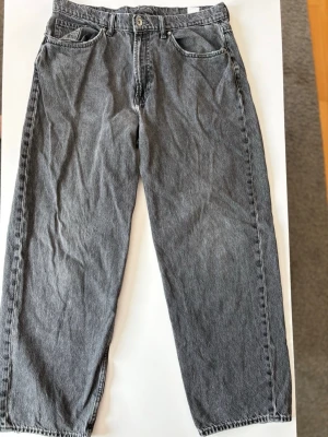 Grå raka jeans i denim från Valient  - Jeansen är från märket Valient och är i använt men bra skick, det finns en del slitage vid ena fickan vilket visas på bild.
