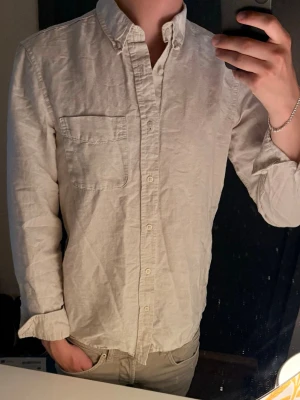 Beige linneskjorta  - Stilren beige skjorta i linne från Zara I storlek S  Perfekt för en varm sommar kväll. 