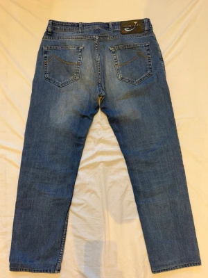 Blå jeans från Jacob Cohen - Midje mått 43cm. Midja till slut på byxben 95,5 cm. Lår 30cm. Kontakte mig vid frågor