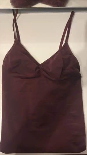 Skimsdupe body från H&M  - Body från H&M i vinröd färg och i st small. Skön passform och jättefin på, för mer frågor är det bara att dma💕