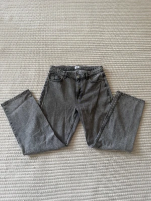 Grunt Jeans Grå - Säljer bland mina snyggaste och skönaste jeans som jag tyvärr snabbt växte ut. Dom har en grå spräcklig färg som är otroligt snygg och sitter relaxed/loose fit. Vill helst bli av med snabbt till någon som kan ha användning för de, därav billiga priset. Skick 9/10. Passar XS/S skriv för mer info samt generella frågor eller funderingar!
