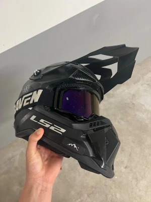 LS2 Subverter EVO - Crosshjälm - LS2 Subverter Evo i fint skick + Raven‑goggles. Nypris ca 2100 kr totalt. Säljes billigt vid snabb affär. Fråga om du undrar något.