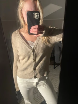 Beige ribbad kofta med v-ringning - Säljer en beige kofta som man kan styla med ett spetslinne under, en perfekt vardagsoutfit🤍☺️