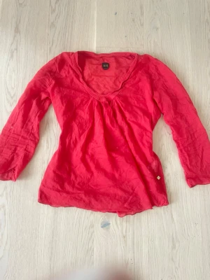 Röd v-ringad blus - jätte snygg och skön blus, V ringad. inga defekter. du hittar fler plagg i min profil💗