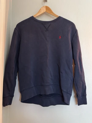 Marinblå sweatshirt från Ralph Lauren  - Marinblå tröja från Ralph Lauren. 14-16 år