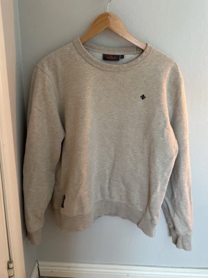 Ljusgrå sweatshirt från Morris - En stilren biege tröja från Morris.