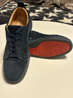 Loubs storlek 44 Marin blå - Säljer nu mina loubs då dem inte används lika mycket längre, pris 2500 kr men kan tänka mig att sänka vid snabb affär, frågor kontakta mig 