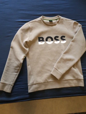 BOSS - Beige sweatshirt från BOSS, storlek S, mycket fint skick. Skriv för fler bilder. 
