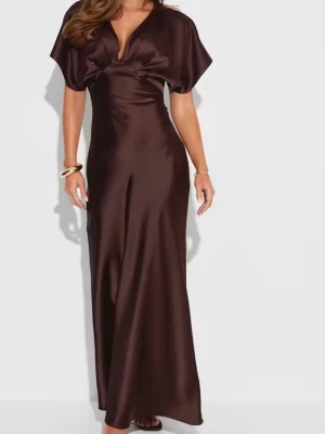 Brun långklänning i satin - Elegant brun långklänning i glansigt satinmaterial med djup v-ringning och korta, vida ärmar. Klänningen har en figurnära passform upptill och faller snyggt längs kroppen. Perfekt för dig som vill ha en stilren och sofistikerad look.