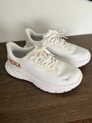 Vita Hoka sneakers Arahi 7 - Vita sneakers från Hoka med tjock, dämpad sula, använda fåtal gånger. Ord: 2 600:-