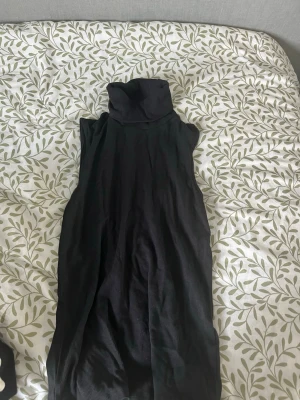 Svart polo topp  - Svart polo topp från Lindex. Storlek xs 
