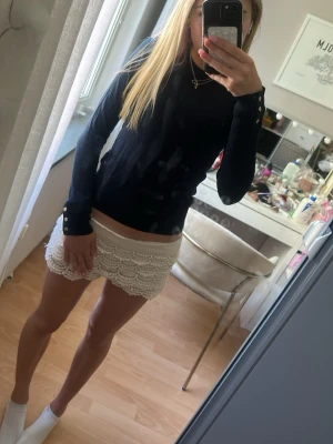 Stickad tröja med guld detaljer  - Superfin mörkblå tröja med guldknappar på muddarna!! Några små hål i sömmarna men är lätt att sy! Kontakta vid frågor❣️❣️