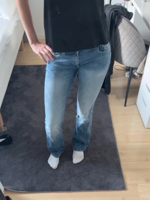 Ljusblå jeans - Säljer ett par ljusblå jeans i storlek 170 från H&M. Sällan använda inga fläckar, helt rena!