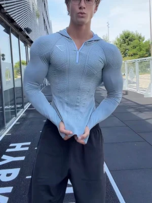 Gymshark onyx v1 hoodie - Jag fick tag i denna från Gymshark droppet idag. Storlek Medium.   Jag skickar iväg tröjan så fort den kommer hem. Kvitto finns.