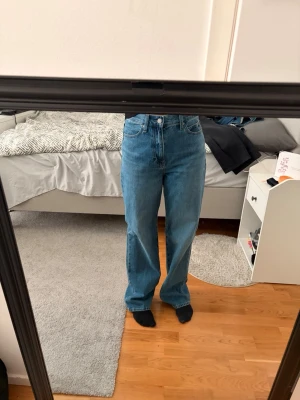 Blå raka jeans med hög midja - Helt nya blå raka jeans från Uniqlo 🤍 Aldrig använda, fortfarande i nyskick. Hög midja och rak passform som sitter snyggt. Nypris ca 500 kr. Skitbra material också!